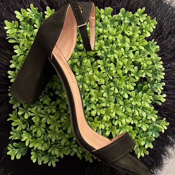 Steve Madden heels 8.5 - Picture 1 of 6